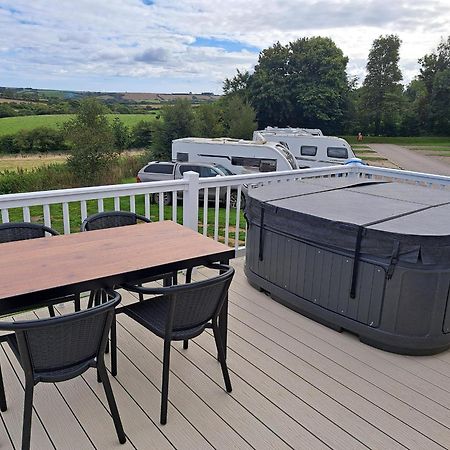Our Kingfisher 34-4 Persons With Private Hot Tub-Pet Friendly-Tranquil Holiday Away From It All Yet Not Far From St Austell- The Holiday Home Has Two Bedrooms, Living And Dining Area, Equipped Kitchen-Decking-Outdoor Furniture-Fishing Lakes-Perfect Grampound Esterno foto