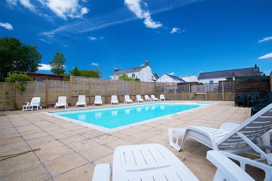 Our Kingfisher 34-4 Persons With Private Hot Tub-Pet Friendly-Tranquil Holiday Away From It All Yet Not Far From St Austell- The Holiday Home Has Two Bedrooms, Living And Dining Area, Equipped Kitchen-Decking-Outdoor Furniture-Fishing Lakes-Perfect Grampound Esterno foto