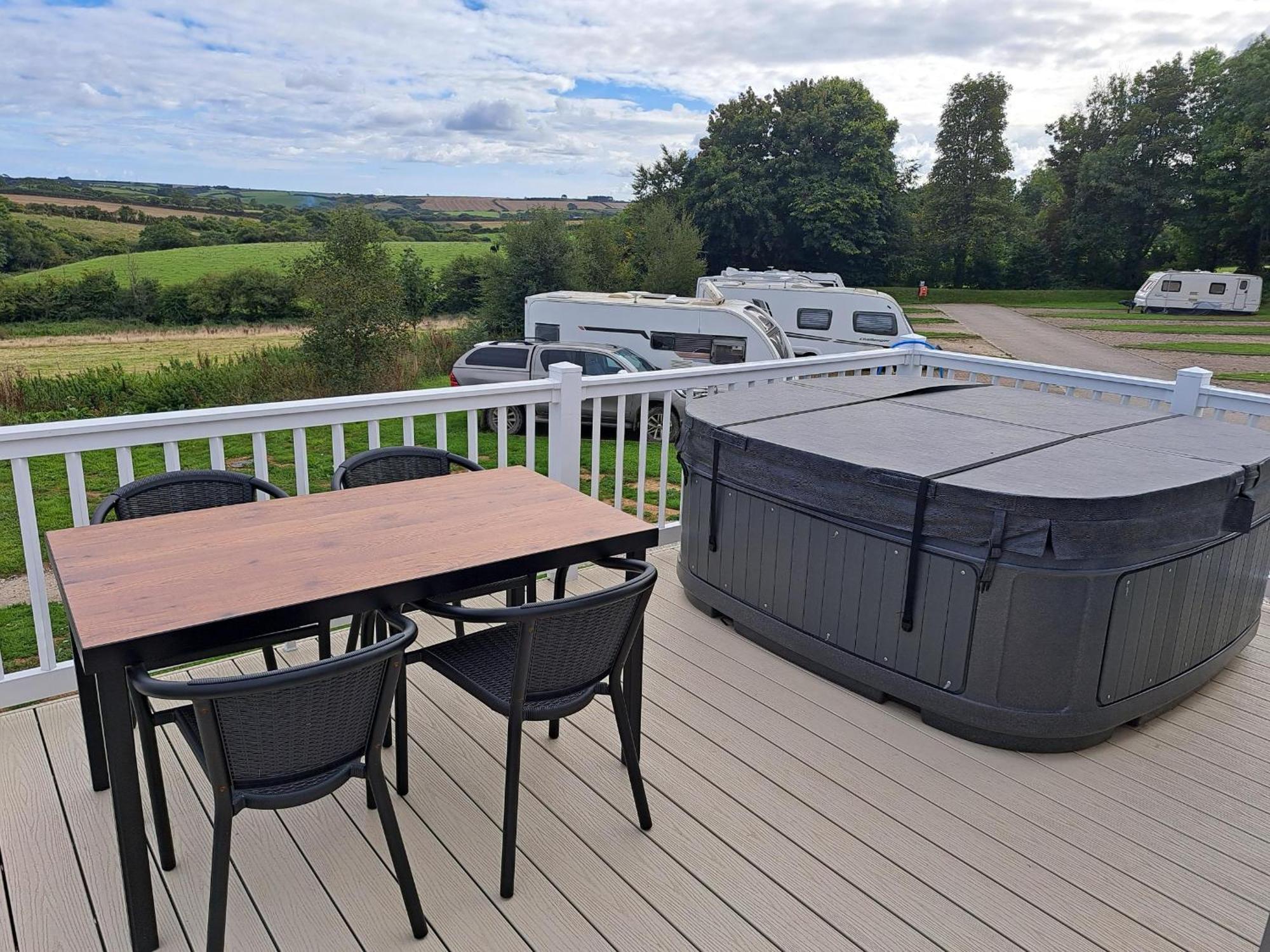 Our Kingfisher 34-4 Persons With Private Hot Tub-Pet Friendly-Tranquil Holiday Away From It All Yet Not Far From St Austell- The Holiday Home Has Two Bedrooms, Living And Dining Area, Equipped Kitchen-Decking-Outdoor Furniture-Fishing Lakes-Perfect Grampound Esterno foto