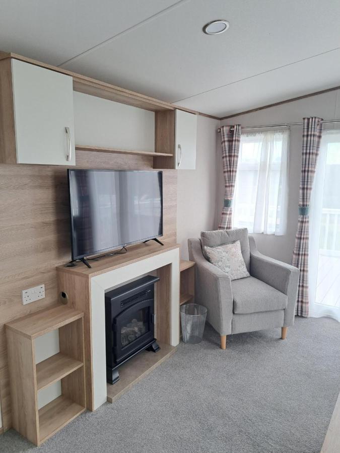 Our Kingfisher 34-4 Persons With Private Hot Tub-Pet Friendly-Tranquil Holiday Away From It All Yet Not Far From St Austell- The Holiday Home Has Two Bedrooms, Living And Dining Area, Equipped Kitchen-Decking-Outdoor Furniture-Fishing Lakes-Perfect Grampound Esterno foto