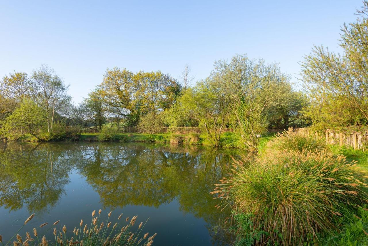Our Kingfisher 34-4 Persons With Private Hot Tub-Pet Friendly-Tranquil Holiday Away From It All Yet Not Far From St Austell- The Holiday Home Has Two Bedrooms, Living And Dining Area, Equipped Kitchen-Decking-Outdoor Furniture-Fishing Lakes-Perfect Grampound Esterno foto