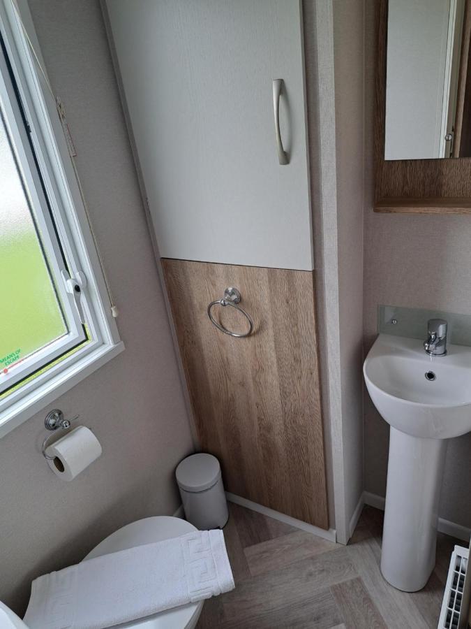 Our Kingfisher 34-4 Persons With Private Hot Tub-Pet Friendly-Tranquil Holiday Away From It All Yet Not Far From St Austell- The Holiday Home Has Two Bedrooms, Living And Dining Area, Equipped Kitchen-Decking-Outdoor Furniture-Fishing Lakes-Perfect Grampound Esterno foto