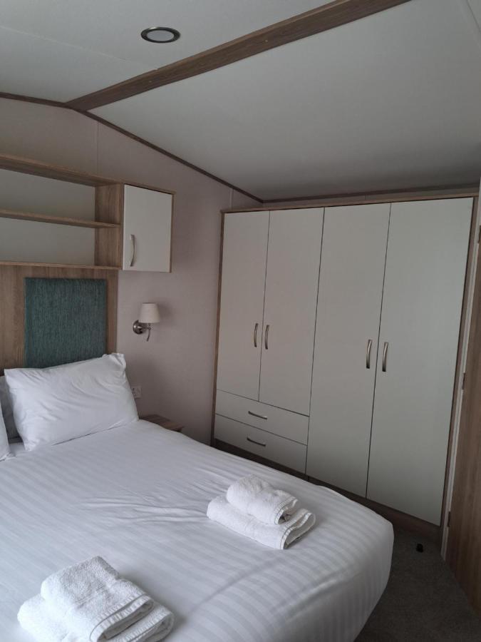 Our Kingfisher 34-4 Persons With Private Hot Tub-Pet Friendly-Tranquil Holiday Away From It All Yet Not Far From St Austell- The Holiday Home Has Two Bedrooms, Living And Dining Area, Equipped Kitchen-Decking-Outdoor Furniture-Fishing Lakes-Perfect Grampound Esterno foto