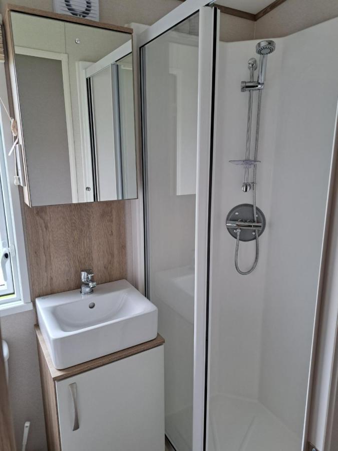 Our Kingfisher 34-4 Persons With Private Hot Tub-Pet Friendly-Tranquil Holiday Away From It All Yet Not Far From St Austell- The Holiday Home Has Two Bedrooms, Living And Dining Area, Equipped Kitchen-Decking-Outdoor Furniture-Fishing Lakes-Perfect Grampound Esterno foto