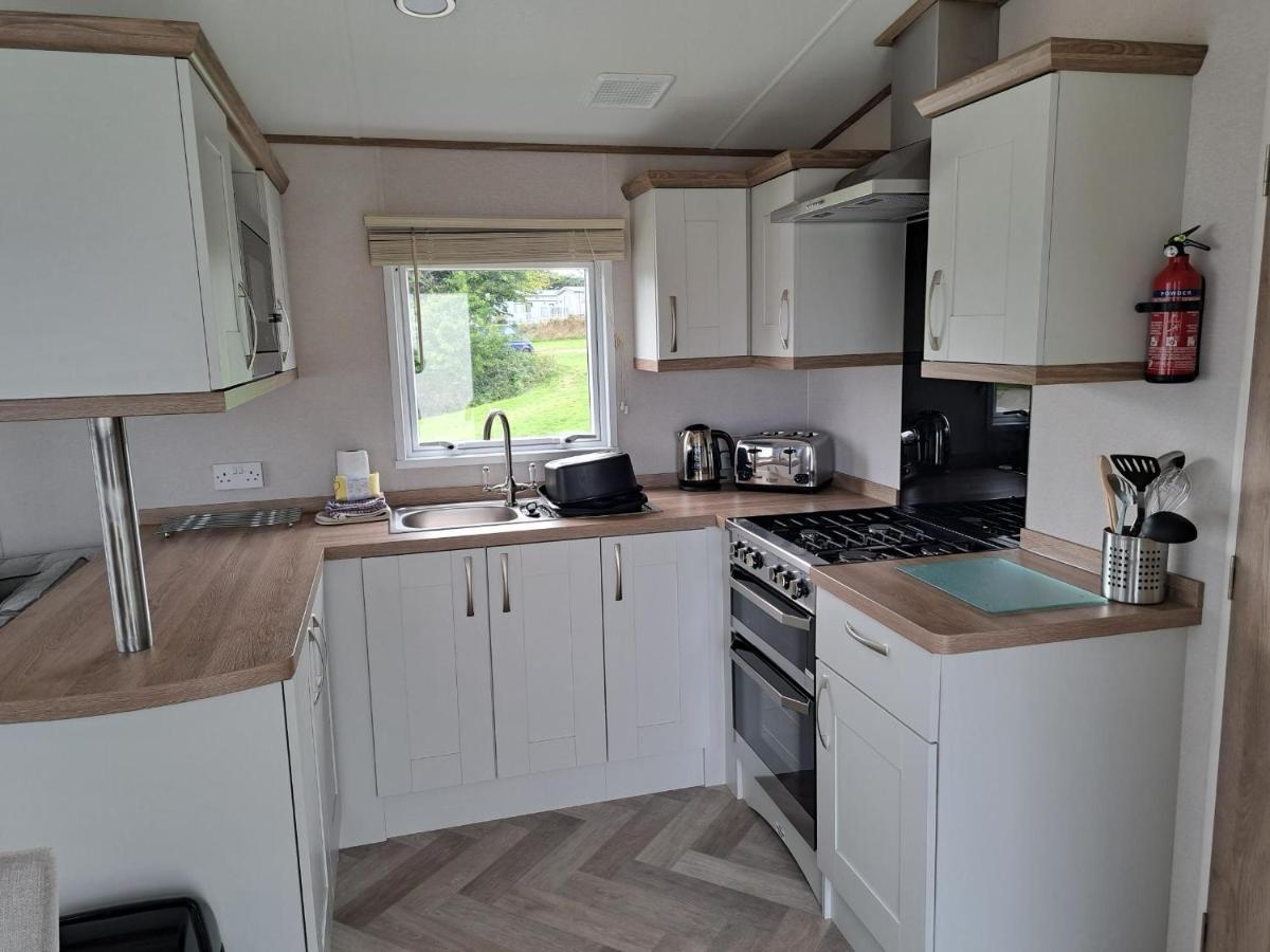 Our Kingfisher 34-4 Persons With Private Hot Tub-Pet Friendly-Tranquil Holiday Away From It All Yet Not Far From St Austell- The Holiday Home Has Two Bedrooms, Living And Dining Area, Equipped Kitchen-Decking-Outdoor Furniture-Fishing Lakes-Perfect Grampound Esterno foto