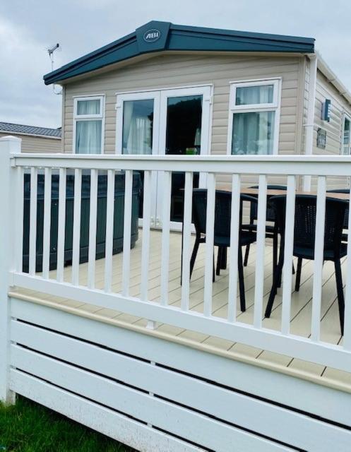 Our Kingfisher 34-4 Persons With Private Hot Tub-Pet Friendly-Tranquil Holiday Away From It All Yet Not Far From St Austell- The Holiday Home Has Two Bedrooms, Living And Dining Area, Equipped Kitchen-Decking-Outdoor Furniture-Fishing Lakes-Perfect Grampound Esterno foto